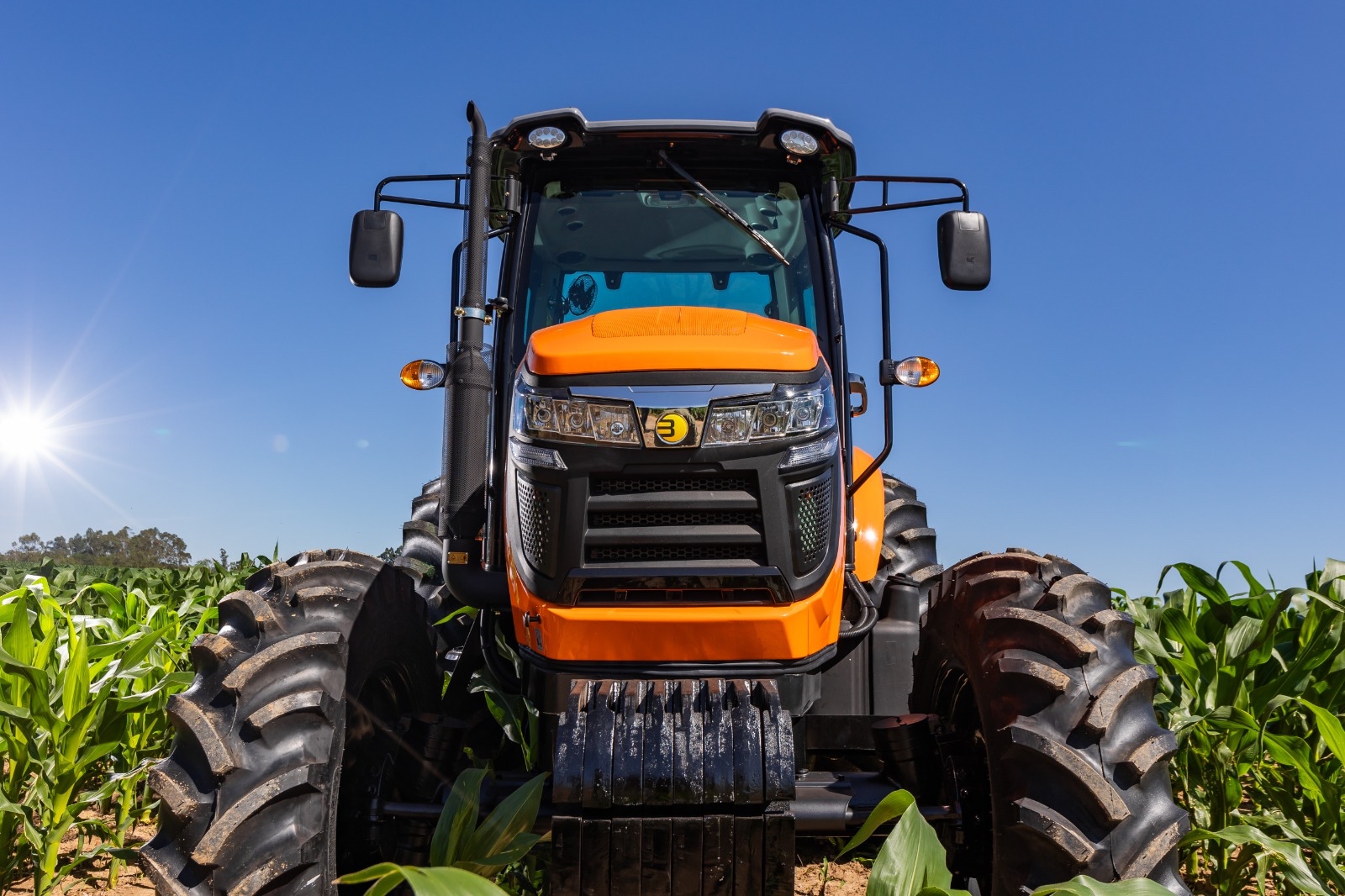 Trator agricola em lavoura